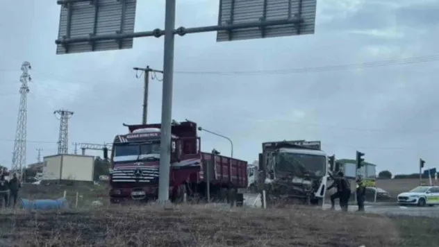 Işıklı kavşakta 2 kamyon çarpıştı: Sürücüler yaralandı