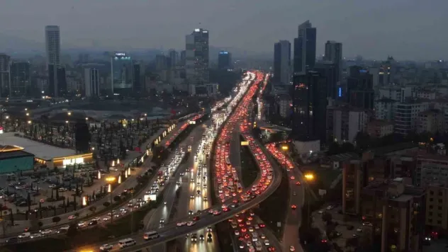 İstanbul Anadolu yakasında oluşan trafik yoğunluğu havadan görüntülendi