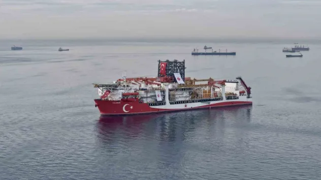 İstanbul Boğazı'na yaklaşan Türk sondaj gemisi havadan görüntülendi