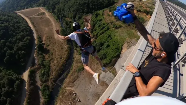 İstanbul'da 86 metrelik viyadükten paraşütle atladılar