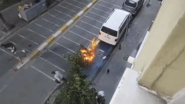 İstanbul'da alev alan motosiklete ilginç müdahale kamerada: Binadan kovayla su döktüler