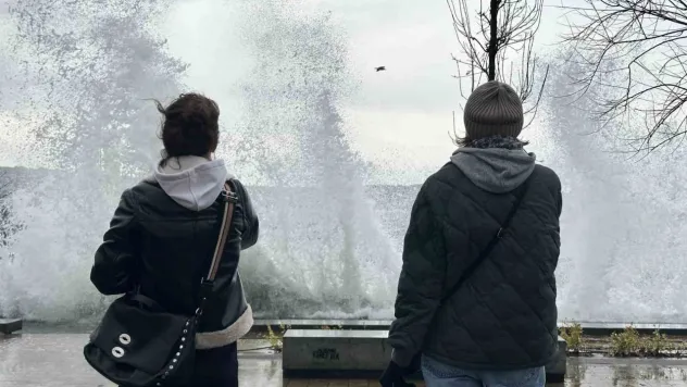 İstanbul'da dev dalgalar oluştu