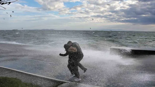 İstanbul'da dev dalgalara aldırış etmeden fotoğraf çekildiler