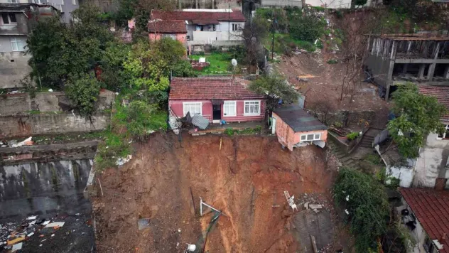 İstanbul'da fırtına ve şiddetli yağış nedeniyle toprak kaydı: 6 kişilik aile ölümden döndü