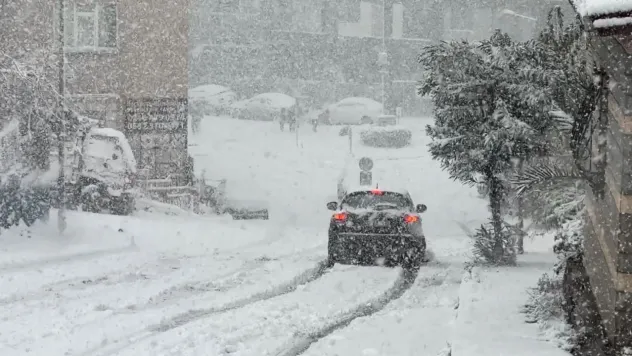 İstanbul'da kar yağışı, araçlar güçlükle ilerledi