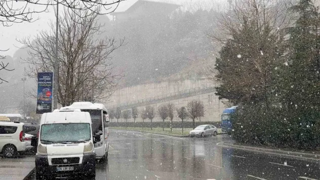 İstanbul'da kar yağışı aralıklarla etkisini sürdürüyor