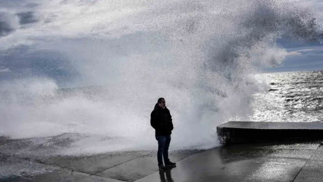 İstanbul'da lodos etkili oldu, dev dalgalar sahili kapladı