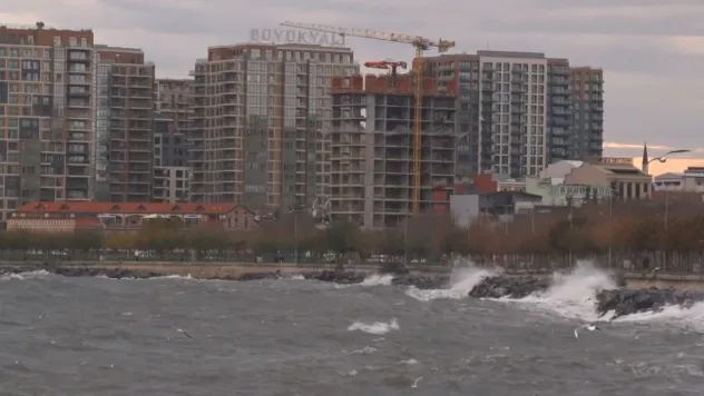 İstanbul'da lodos etkili oluyor: Fatih ve Zeytinburnu'nda dev dalgalar