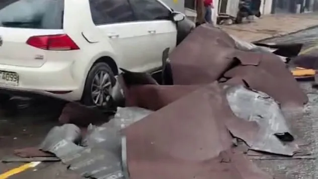 İstanbul'da şiddetli lodos ve yağış etkili oluyor: Çatılar uçtu, araçlar zarar gördü