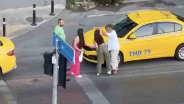 İstanbul'da taksici ve kadın müşterilerin tekmeli kavgası kamerada: Yere savurduğu kadın çanta fırlattı