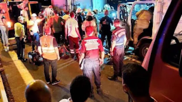 İstanbul'da TEM Otoyolu Çatalca mevkiinde bir otomobil ve iki kamyonun karıştığı zincirleme kazada ölü ve yaralılar olduğu bildirildi. Olay yerine sevk edilen polis, sağlık ve itfaiye ekiplerinin çalışmaları sürüyor.