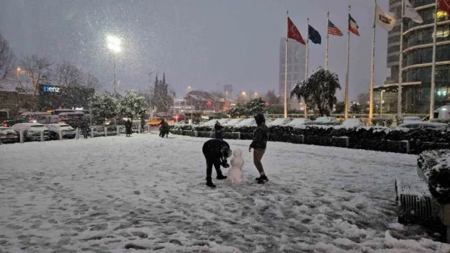 İstanbul'da vatandaşlar kar yağışının keyfini çıkardı