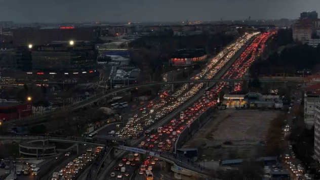 İstanbul'da yüzde 90'a varan trafik havadan görüntülendi