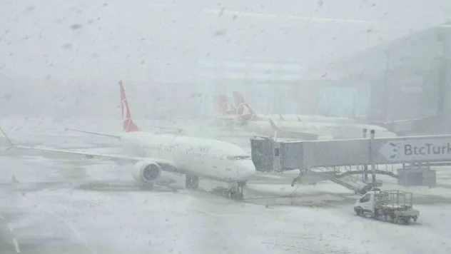 İstanbul Havalimanı'nda yoğun kar yağışı
