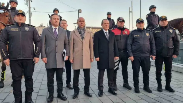 İstanbul İl Emniyet Müdürü Yıldız, Taksim Meydanı'nda görevli polis ekiplerini ziyaret etti