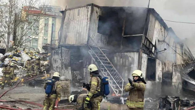 İstanbul Maltepe'de işçilerin kaldığı konteynerde yangın çıktı. Olay yerine çok sayıda itfaiye ekibi sevk edildi.