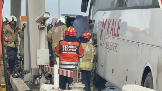 İstanbul Silivri Kuzey Marmara Otoyolu Kınalı gişelerinde yolcu otobüsüyle otomobilin çarpıştığı kazada 2 kişi hayatını kaybederken, 1 kişi de yaralandı.