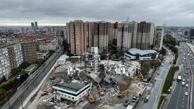 İstanbul'un 33 yıllık E-5 manzarası değişiyor, iki binanın yıkımı havadan görüntülendi