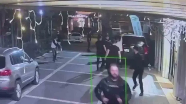 İstanbul'un göbeğinde gece kulübü önünde silahlı çatışma kamerada: 1 ölü, 1 yaralı