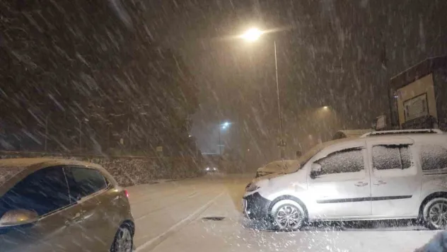 İstanbul yeni yıla karla girdi, yollar beyaza büründü