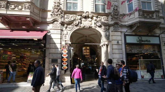İstiklal Caddesi'nde keşfedilen 130 yıllık gizemli tünel: Rumeli Han geçidi ziyaretçilerin uğrak noktası oldu