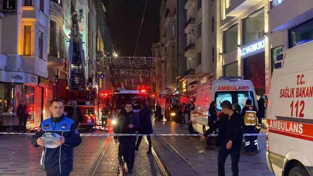 İstiklal Caddesi'nde otelde yangın paniği: Mahsur kalanları itfaiye ekipleri kurtardı