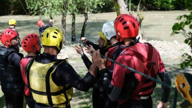 İtfaiye ekiplerinden selde arama ve kurtarma eğitimi
