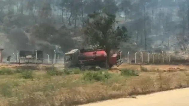 İtfaiyeciler alevlerin arasında kalmakta son anda kurtuldular, araçları kül oldu