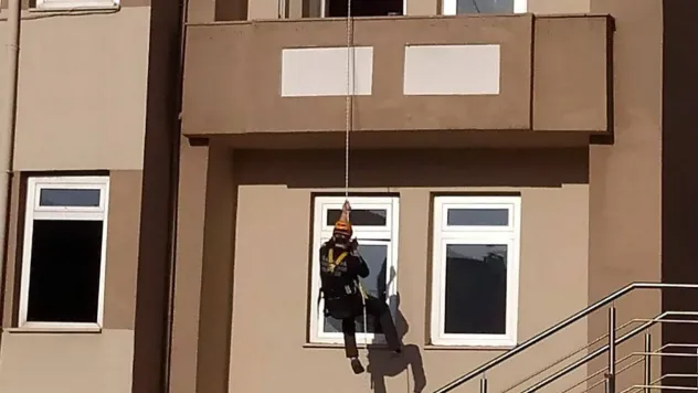 İtfaiyeden gerçeği aratmayan tatbikat: Öğrenciler bu şekilde tahliye edildi