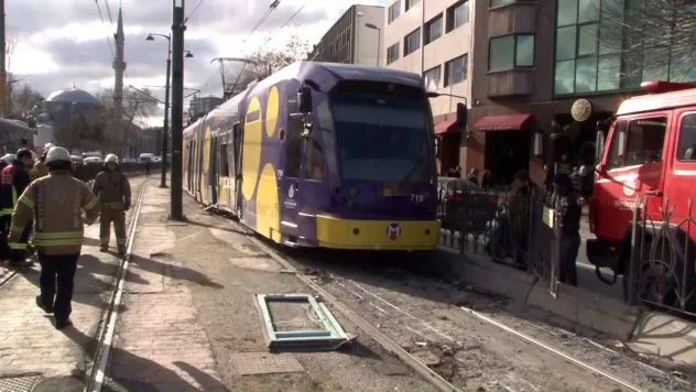 Kabataş'ta tramvay kazası meydana geldi. Yaralıların olduğu öğrenilirken, olay yerine çok sayıda sağlık ve itfaiye ekibi sevk edildi. Olay nedeniyle tramvay seferleri de durdu.