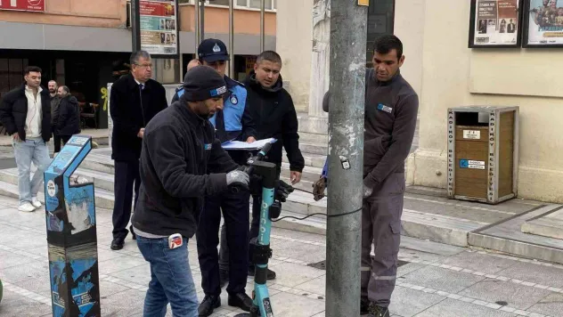 Kadıköy Belediyesi kaldırımdaki scooterları topladı