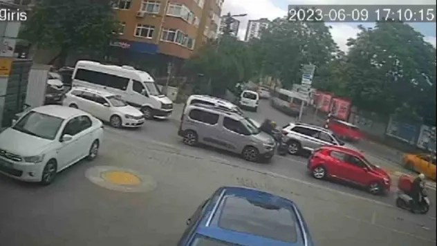 Kadıköy'de kırmızı ışıkta otomobilin camını kırıp çantayı çaldılar