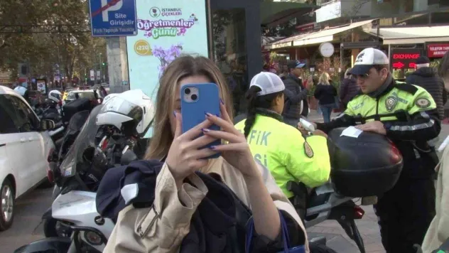 Kadıköy'de scooter denetimde ceza yedi, telefonunu çıkarıp basın mensuplarını çekti