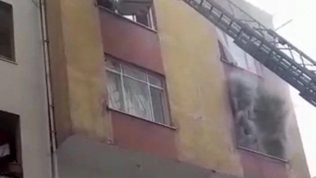 Kağıthane'de alevlere teslim olan dairede can pazarı: 4 kişilik aile itfaiye merdiveni yardımıyla kurtarıldı