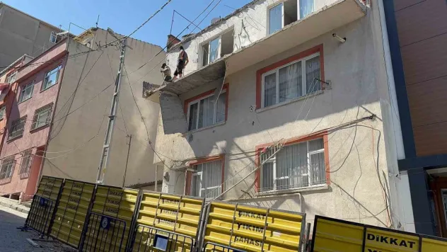 Kağıthane'de balkon çöktü, bina tedbir amaçlı mühürlendi
