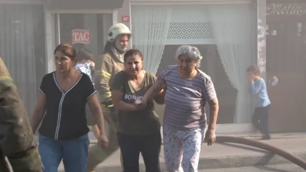 Kağıthane'de yangını söndürmeye çalışan itfaiyecilere bahçe hortumuyla destek