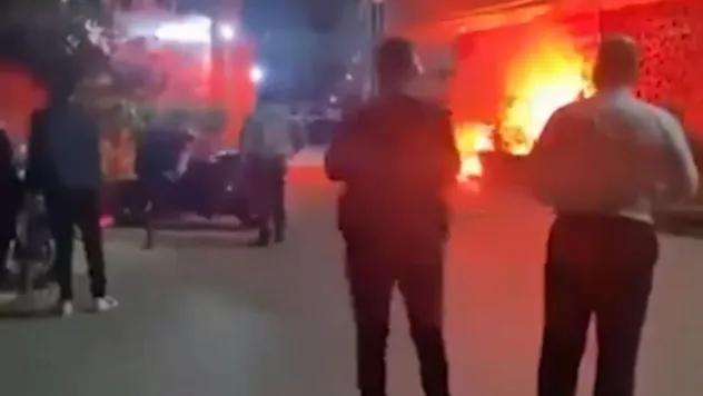 Kalamış Galatasaray tesislerinin önünde toplanan Fenerbahçeli bir grup, tesise meşale ve yabancı madde fırlattı