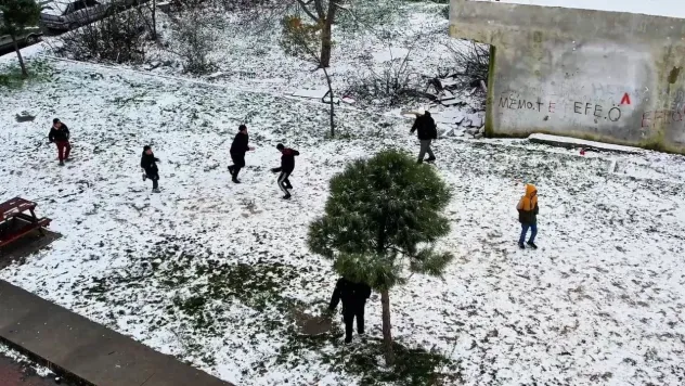 Kar yağışı altında futbol müsabakası  dronla görüntülendi