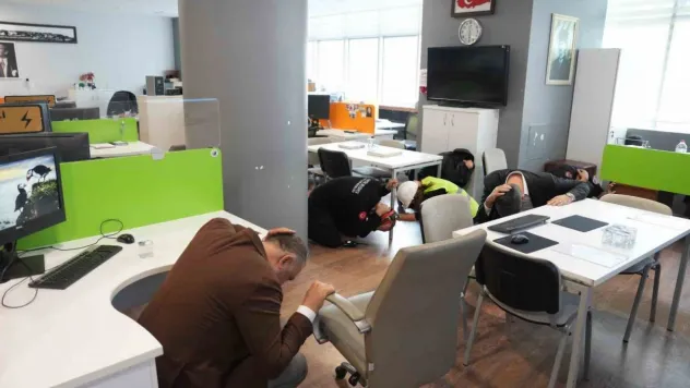 Kartal Belediyesi'nde deprem tatbikatı başarıyla gerçekleştirildi
