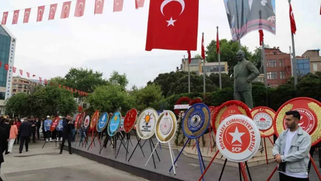Kartal'da 19 Mayıs kutlamaları Atatürk Heykeli'ne çelenk sunumu ile başladı