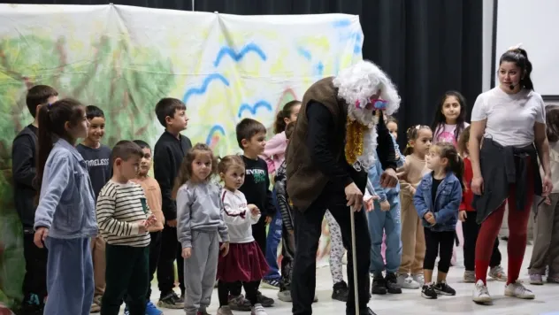 Kartepe'de hem büyüklere hem küçüklere tiyatro ziyafeti