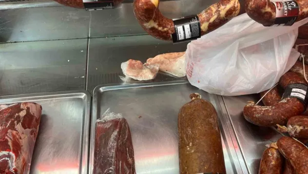 Kasap dükkanının üretim bölümüne giren zabıtalar şok oldu
