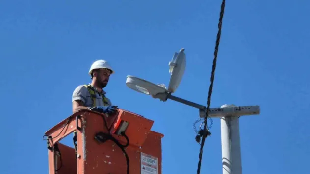 Kavurucu sıcaklarda elektrik direklerinde enerji nöbeti