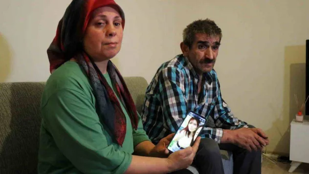 Kaybolan kızlarını beklerken kayalıklarda bulunan çantası geldi