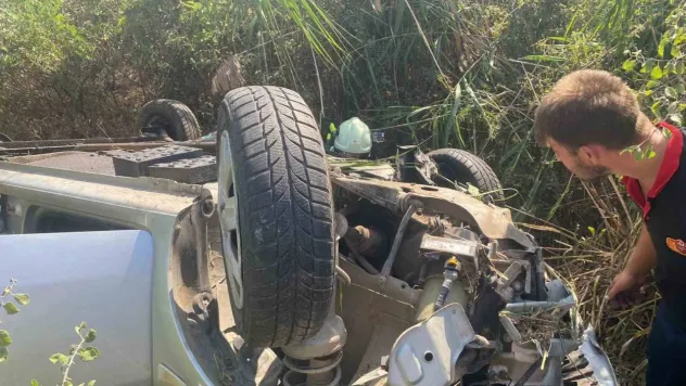 Kazada otomobilde sıkışan yaralıları itfaiye erleri sakinleştirdi