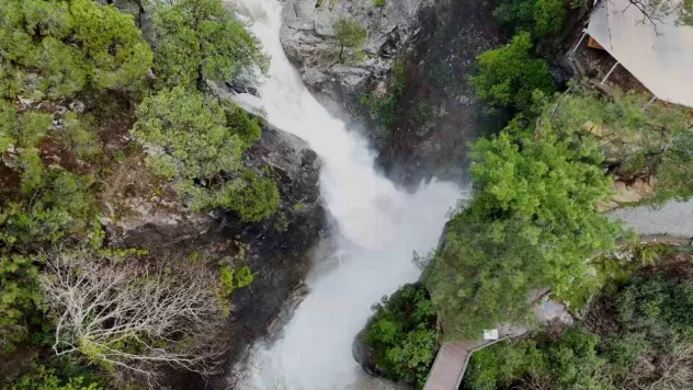 Kazdağları'nın Sütüven Şelalesi yağışlarla birlikte Niagara'yı aratmadı