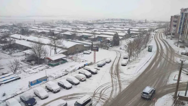 Keşan'da etkili olan kar yağışı nedeniyle taşımalı eğitime 1 gün ara verildi