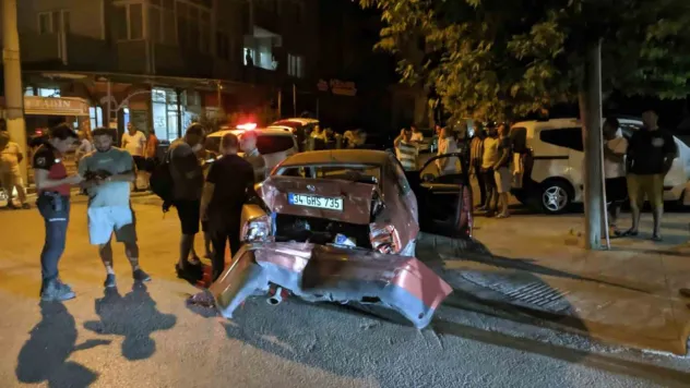 Keşan'da hafif ticari aracın çarpıp kaçtığı otomobildeki 1 kişi yaralandı