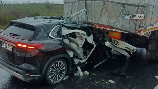 Keşan'da otomobil tırın dorsesine çarptı: 3 kişi yaralandı