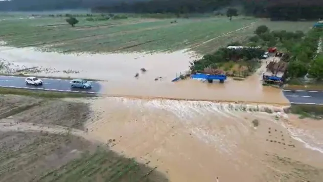 Keşan'da tarım arazileri ve yolar sular altında kaldı